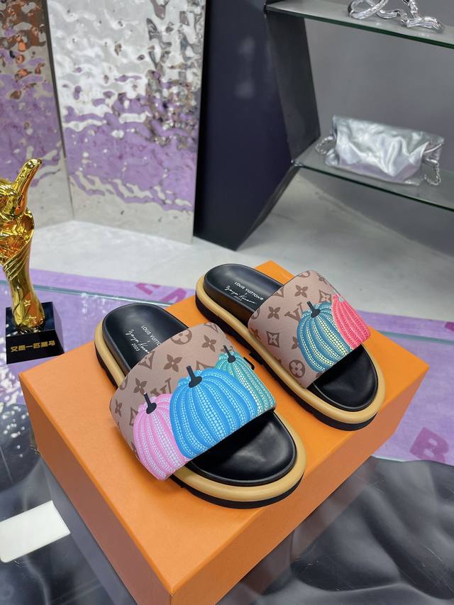 Top version Lv embossed slippers Super versatile slimming artifact thick sole de