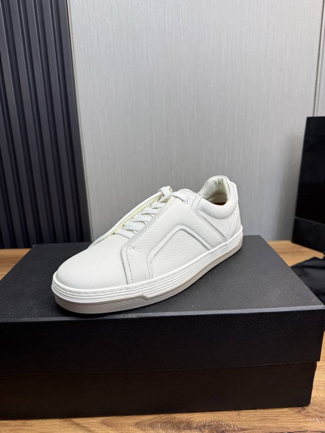 Actual price Dunhill. Dunhill. Men's stylish and simple casual sneakers This fa