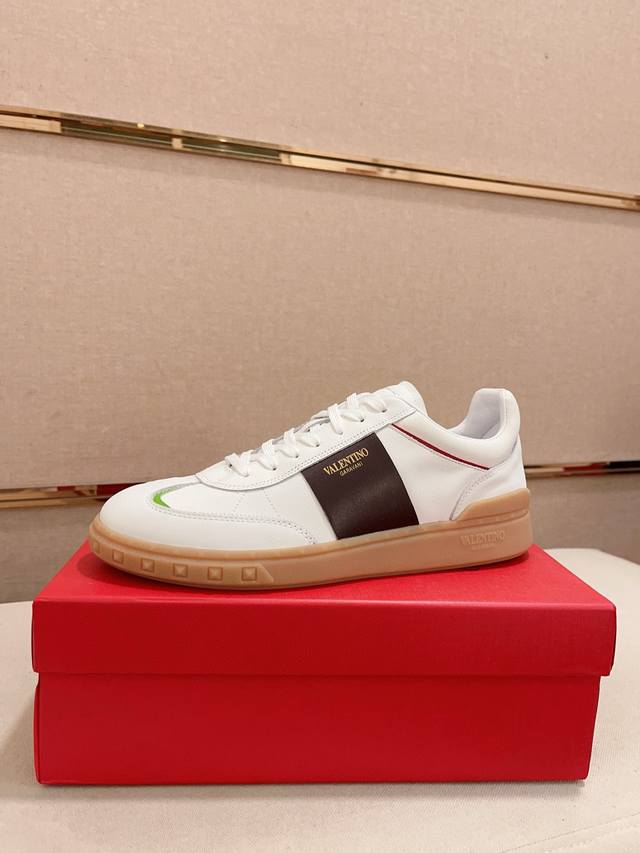 Factory-priced couple's pair featuring Valentino's cutting-edge craftsmanship. V