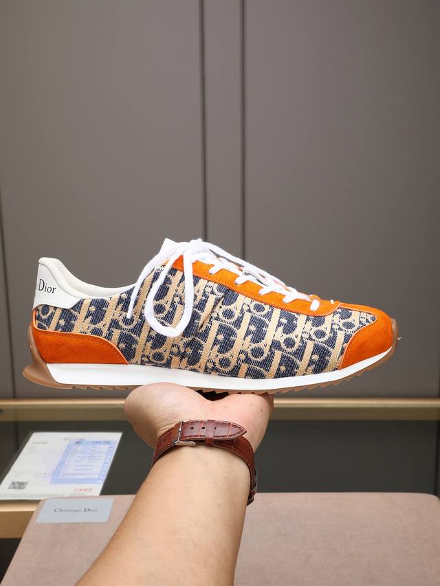 Dior's high-end men's casual shoes feature a simple, stylish upper made of top-g