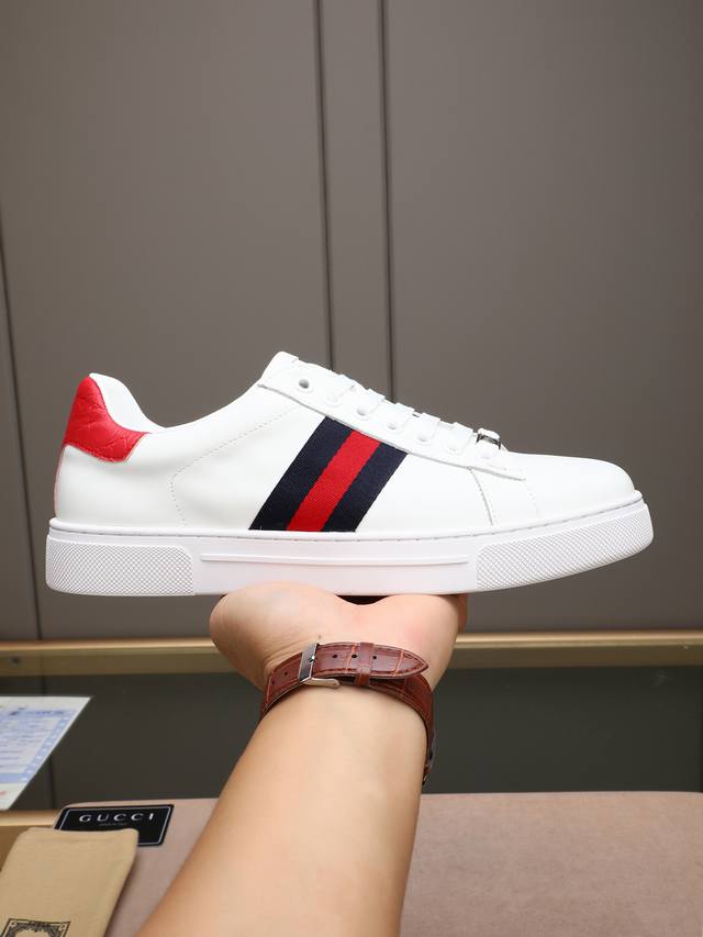 Running version of the Guggi white shoes series! Made of imported leather, Gucc