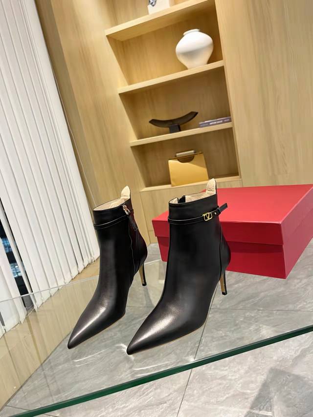 Factory Price Women's Shoes and Athletic Shoes Original Valentino Autumn/Winter