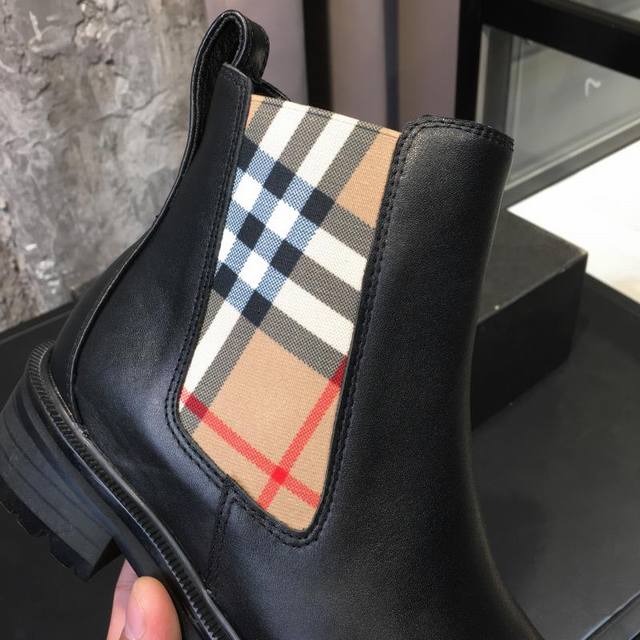 Factory Price: Women's Sports Shoes. Original Italian-made Burberry leather Che