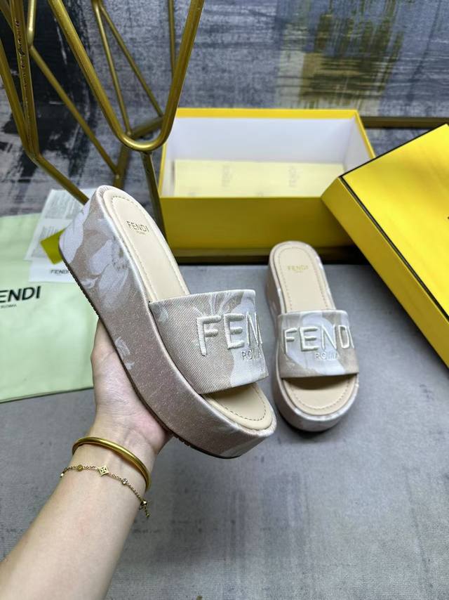 Factory Price Women's Shoes and Sportswear Original Fendi's latest hit wide-sol