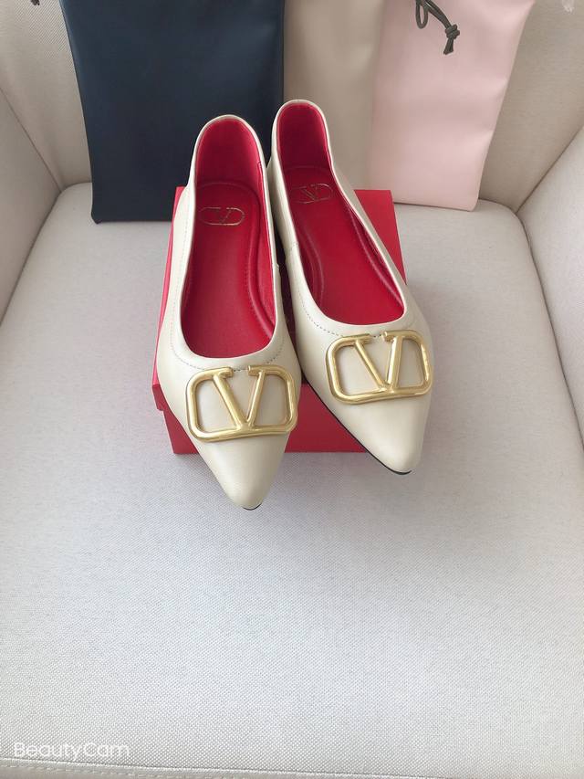 Women's clothing and women's sports shoes. Valentino's latest collection of larg