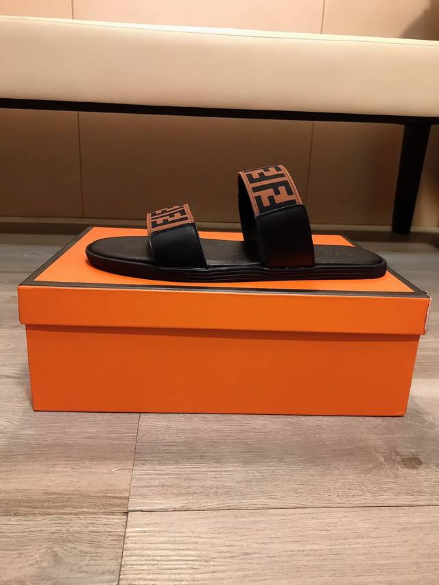 Factory Price: New Fendi Men's Casual Slippers. Classic monogram design. High-q