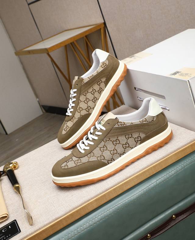 Gucci's latest model is on sale at the counter simultaneously, with original cal