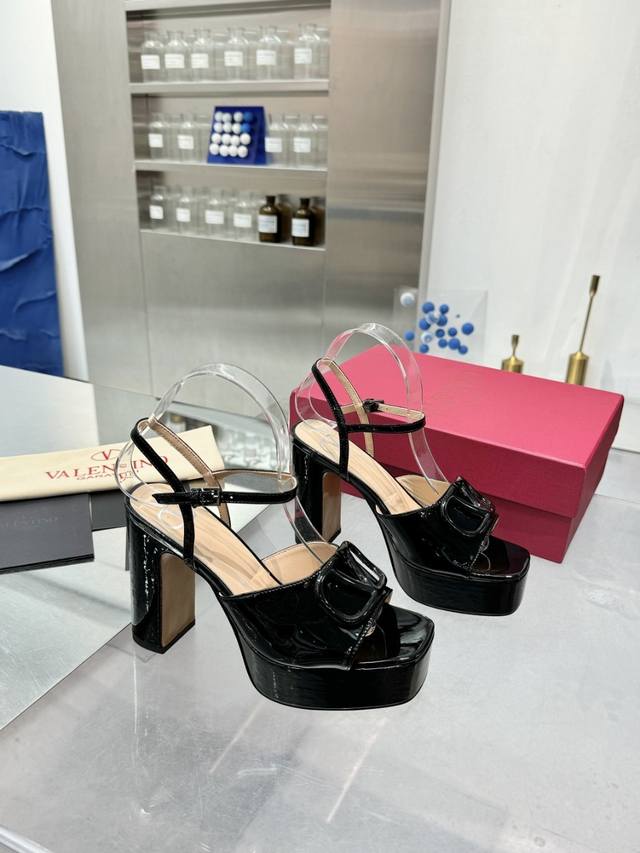 Factory P Premium purchasing version of Valentno's newest model! 2025Ss latest