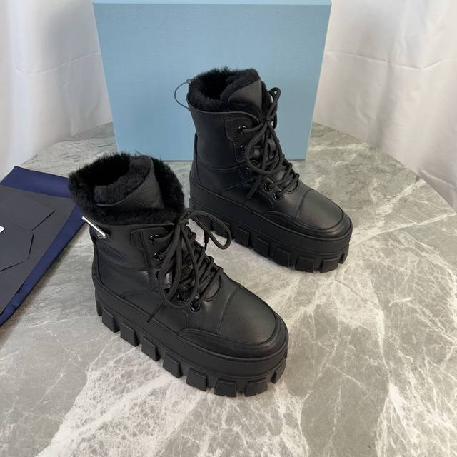P's latest model, top-of-the-line version. Surface: Imported ultra-soft cowhide