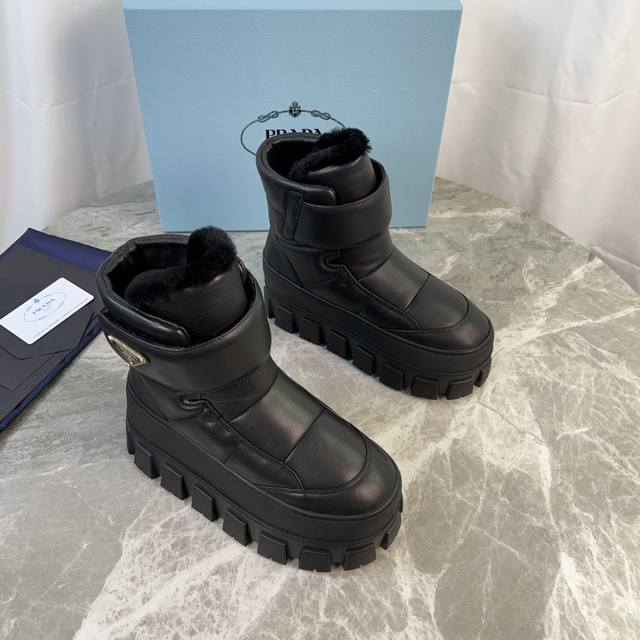 P's latest model, top-of-the-line version. Surface: Imported ultra-soft cowhide