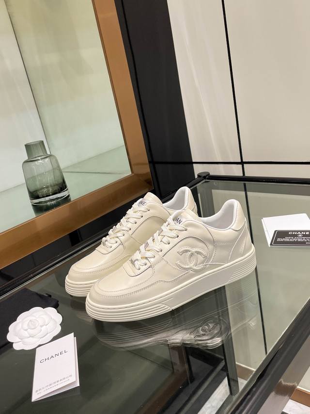 Chanel 25Cy's latest all-leather panda-themed white sneakers, casual sneakers, a
