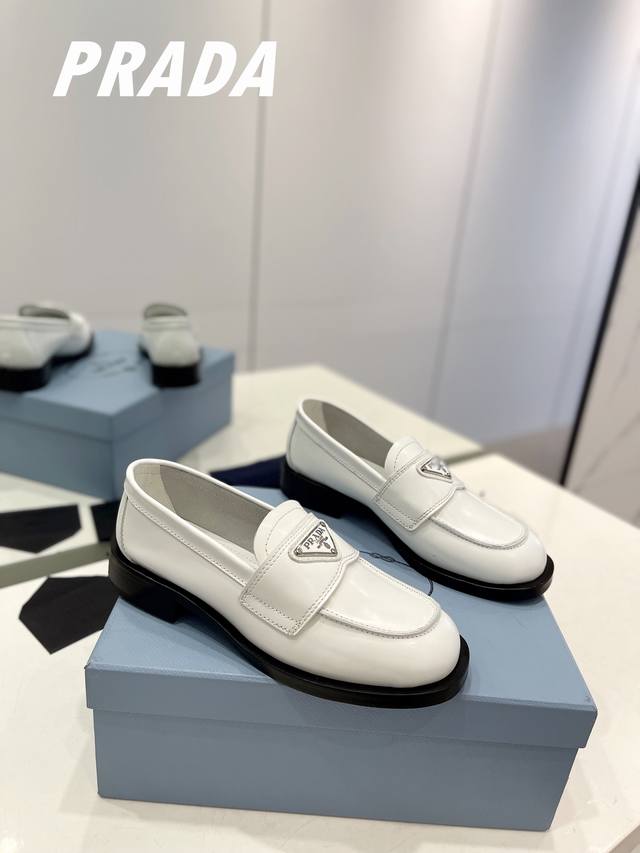 Factory Price Premium Edition Prada DDD. Featuring a gold and silver triangle l