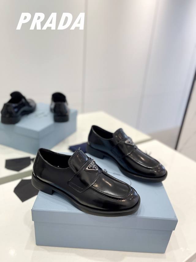 Factory P price top version Prada round-toe triangle buckle loafer, the latest h