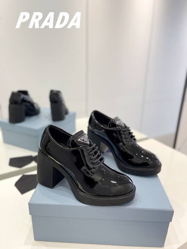 Factory Price: Top-Quality New Prada High-Heeled Loafers (DDD). The classic tri