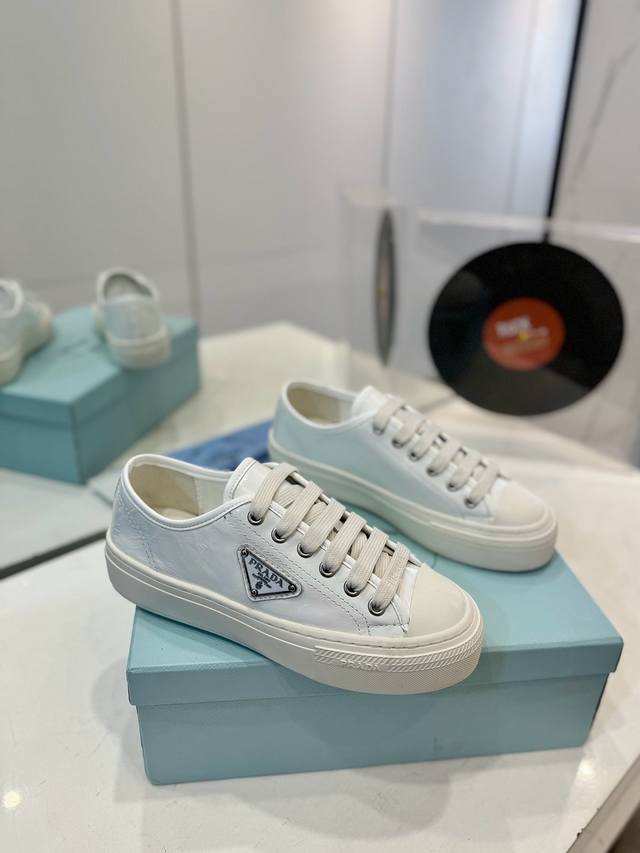 Factory P price Prada wrinkled patent leather casual sneakers This pair of sneak