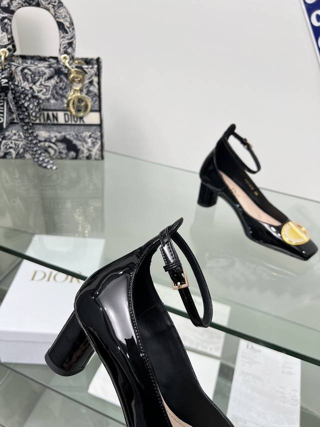 Black patent leather Dior's new season round-heeled Mary Jane square-toed shoes