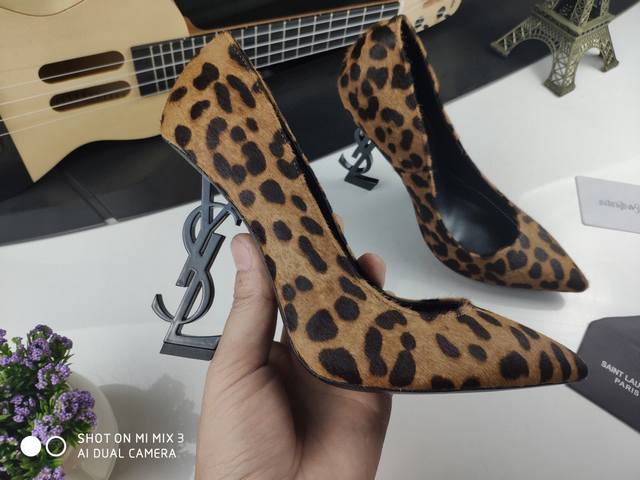 Classic style Saint Laurent Ysl letter metal heel single shoes Fabric: imported