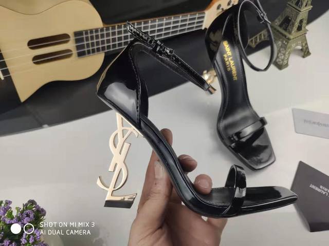 Classic style Saint Laurent YSL metal buckle lacquered YSL high-heeled sandals.
