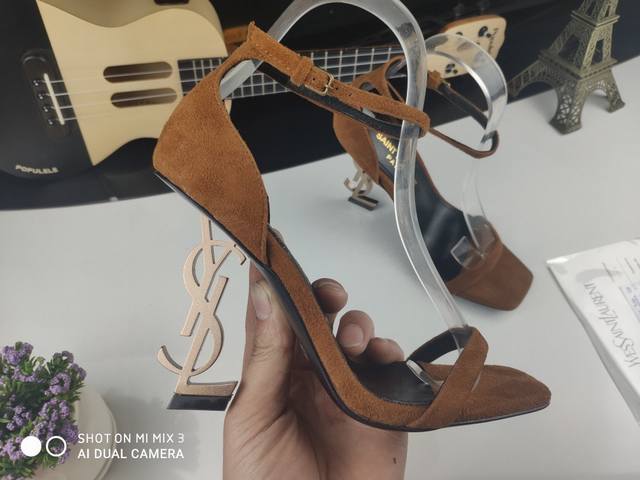 Classic style Saint Laurent YSL metal buckle lacquered YSL high-heeled sandals.
