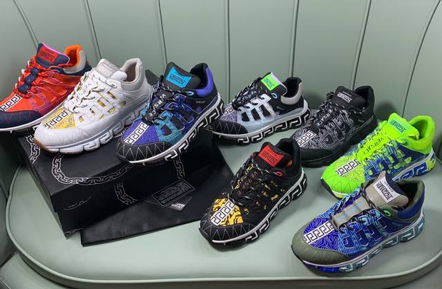Factory Price Versace's latest runway couple's style dad shoes are a hot hit. O