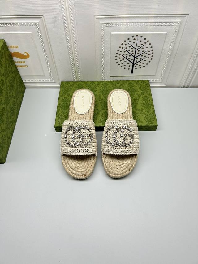 New Gucci rhinestone woven slippers. The fabric is made of raffia, crocheted st