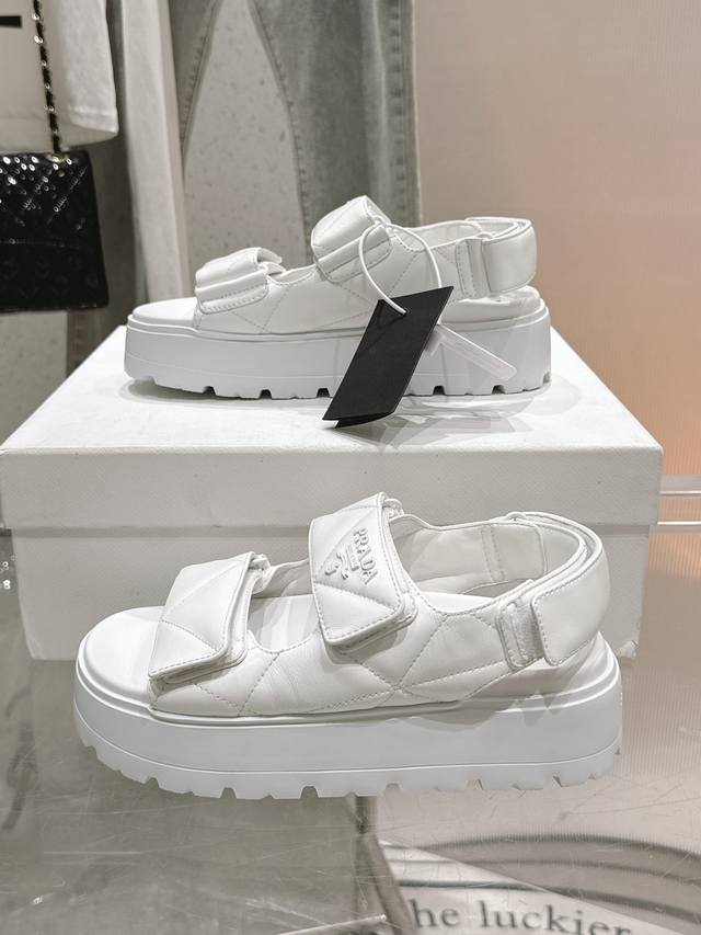 Thick-soled logo sandals DDD. Roman thick-soled Velcro catwalk style. A classic