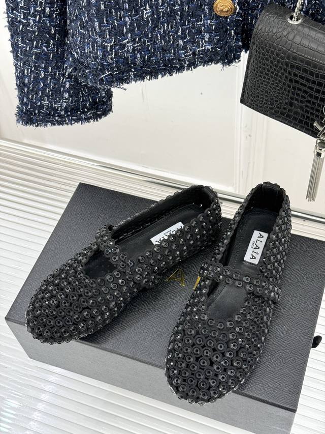 Alaia's classic hollow Mary Jane shoes are full of girlish style, modern and ret