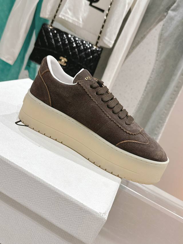 New thick-soled triangle-shaped casual shoes, original design, with a very deli