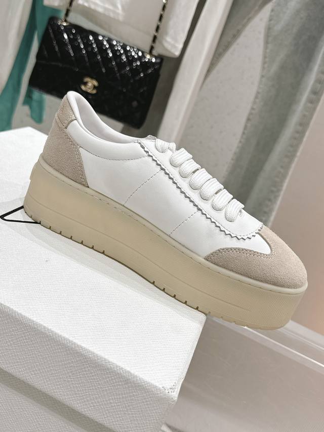 New thick-soled triangle-shaped casual shoes, original design, with a very deli