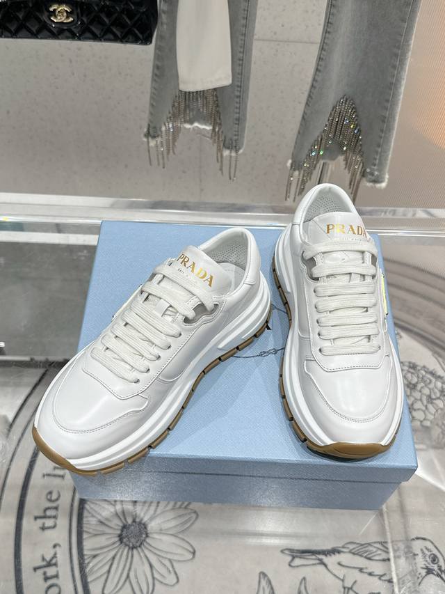 Latest arrival of casual sports white shoes The shoe shape is very delicate and