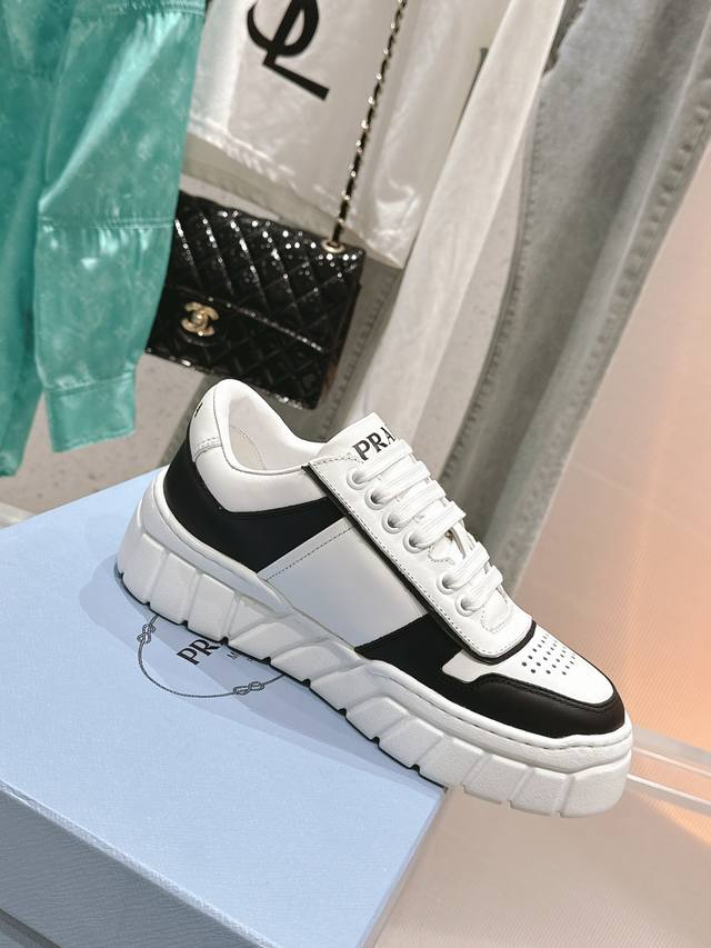 Latest couple's white shoes The shoe shape is very delicate and not soft The foo