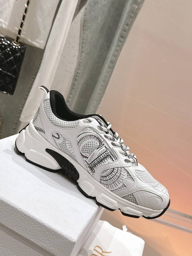 Top quality, newly upgraded couple's classic casual sneakers. Made from original