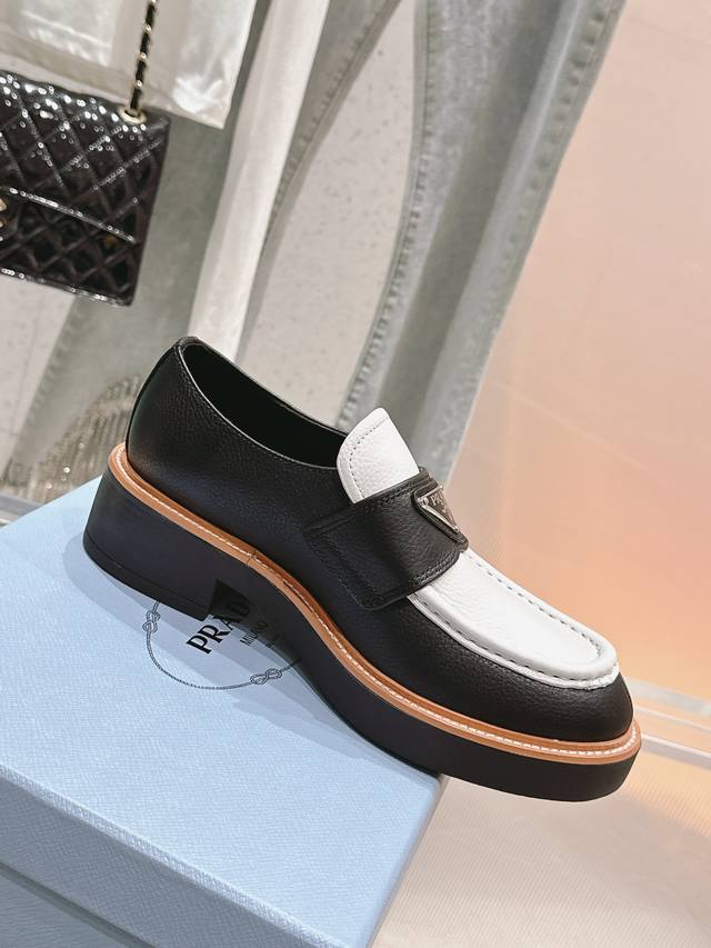 Top-quality new product launch | Thick-soled, retro-style triangle-buckle busine