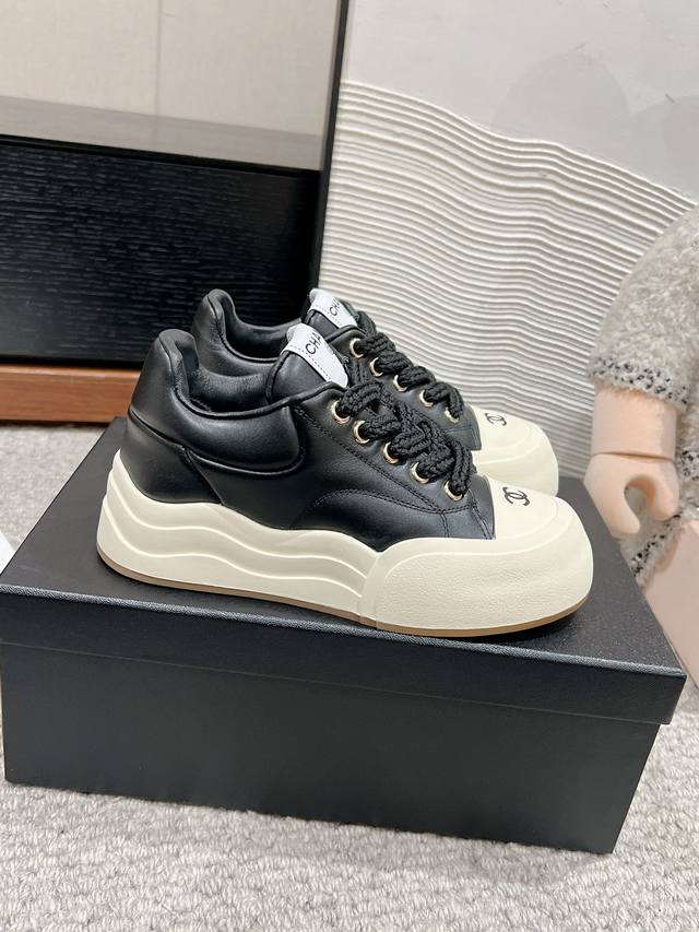 Chanel's new thick-soled casual half-shoes, embodying the spirit of the classic