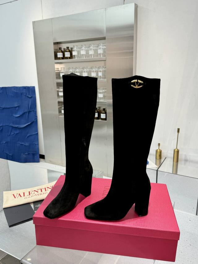 Official website synchronization Valentino's latest knight boot series, the top