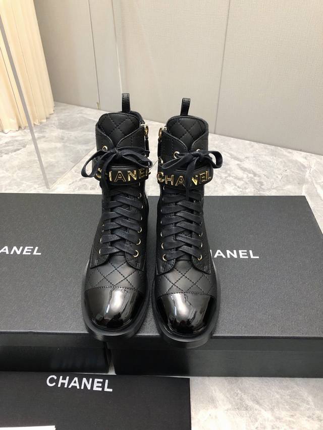 Zp-level Chane I Chanel 24S Fall/Winter new lettered martin boots, short boots.