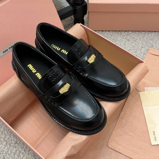 Zp-level Miumiu's new flat-soled gold coin loafers are so beautiful! They look g