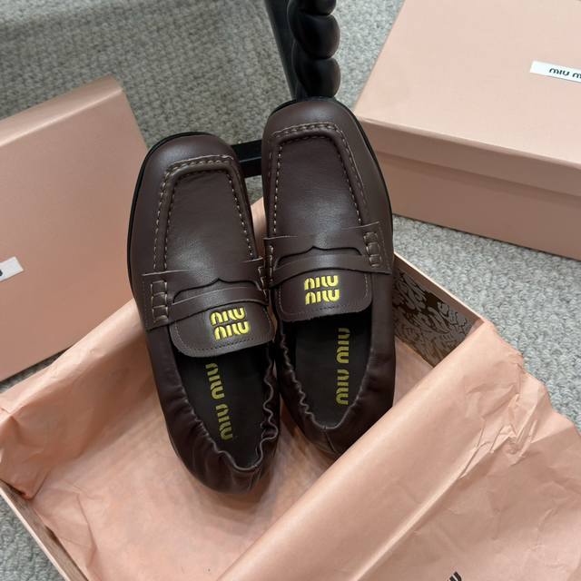 Runway-style flat mid-heel 260 Miu Miu 2025 Spring/Summer Collection fashion sho