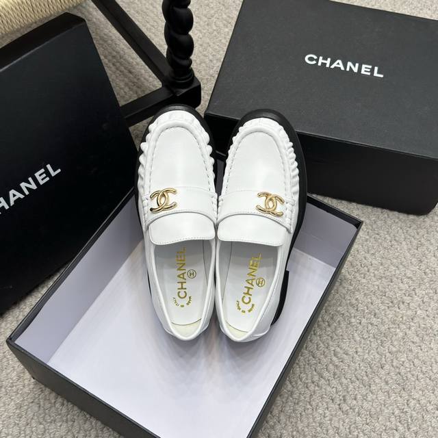 Chane*24's new autumn/winter thick-soled loafers are available at the counter. T