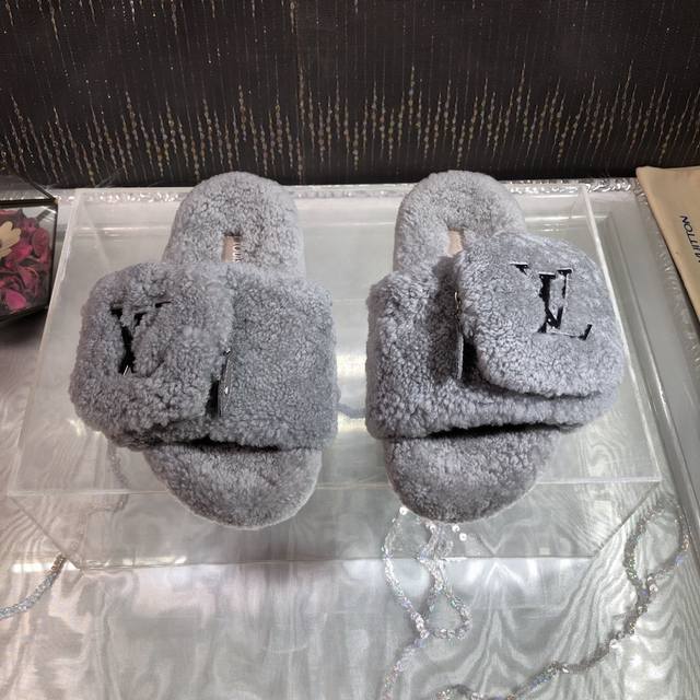 is out! Premium version IV 25 new fall/winter bag and Velcro wool slippers. Sim