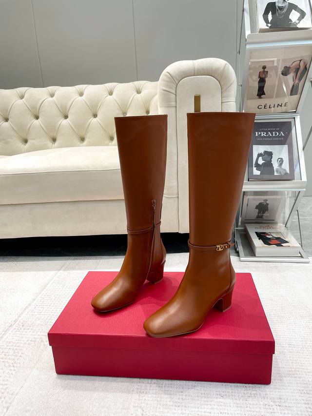 Factory P leather sole rubber sole Valentino launched the women's Vlogotype cal