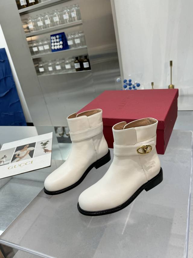 Official website synchronization Valentino's latest knight boots collection, top