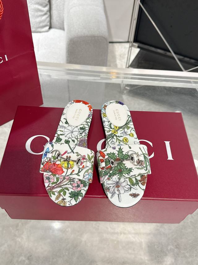 New Gucci Horsebit Flat Sandals, a must-have for influencers this spring and su