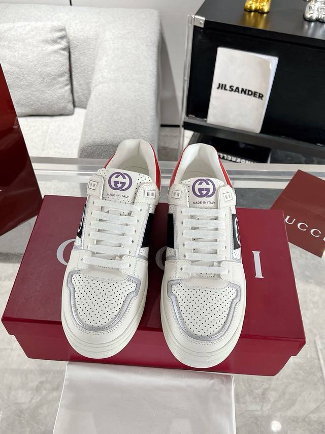 Couple's pair: Gucci's latest white shoes, casual sneakers for couples. DDD. Or
