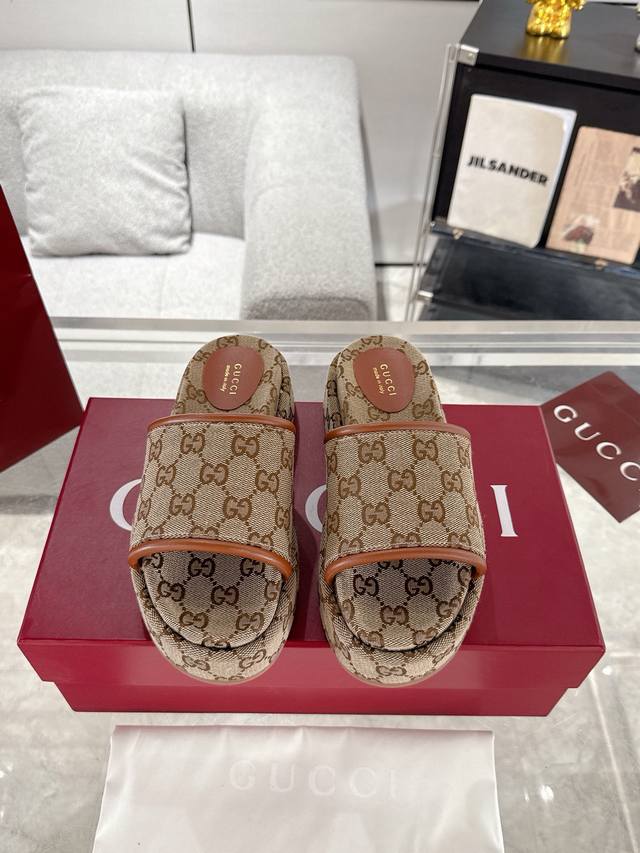 Couple's Gucci thick-soled classic Gg embroidered canvas slippers, leg-lifting