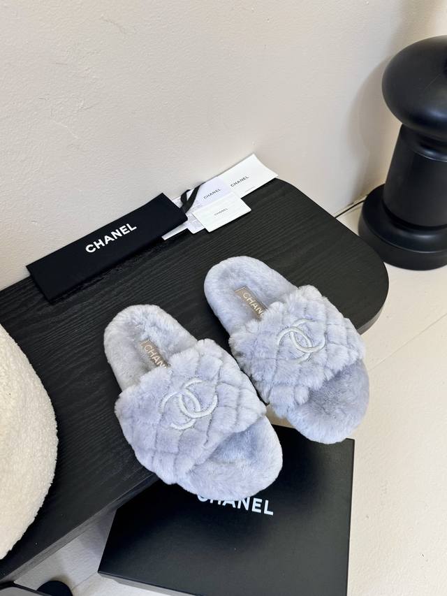 Chane* | Chanel classic four seasons double C fur slippers This fur slipper is r