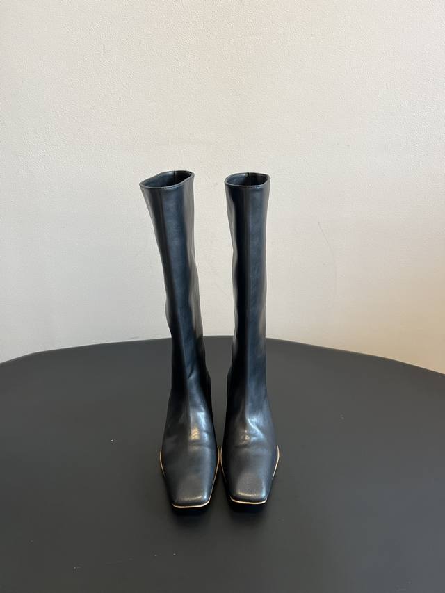 Jilsande* These flat-soled, square-toed boots with insoles offer a 5cm rise. The