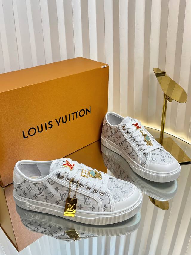 Men's and women's button-down couple's pair. Louis Vuitton's latest Cherry Lagoo