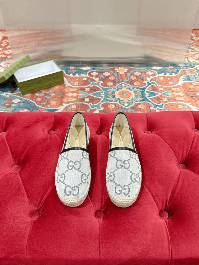 Gucci Early Spring Women's GG-embellished Straw Flat Slippers (DDD). Full leathe