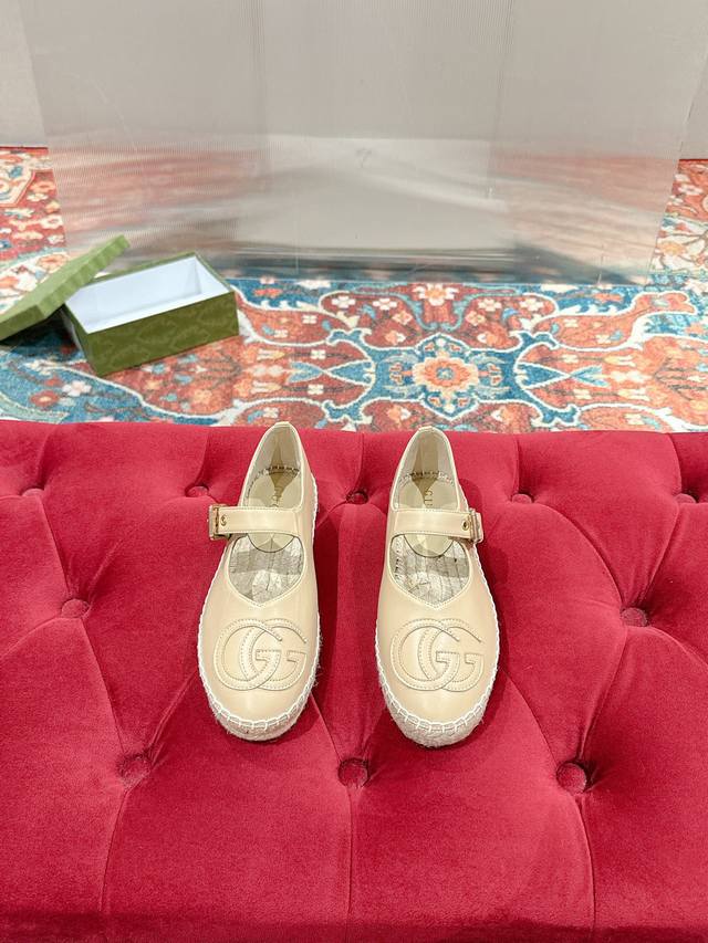 Gucci's early spring rainbow fisherman shoes, as the brand's iconic symbol, the